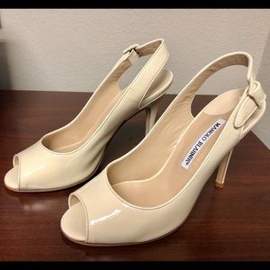 Manolo Blahnik ptnt lthr peep toe sling back pumps